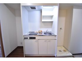 電化（ラジエントヒーター）2口コンロ付きのキッチン　冷蔵庫を置くスペースもございます。